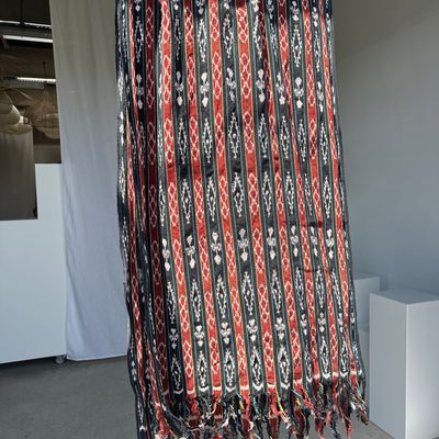 Tissus - Ikat, tissu traditionnel indonésien de l'ile Savu (Timor) rouge, noir, jaune et bleu 2m25x70 - OFFICE OBJETS