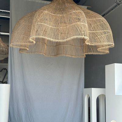 Suspensions - Immense suspension en rotin en forme de fleur, tulipe, corolle H:1m ; D: 1m50 - OFFICE OBJETS