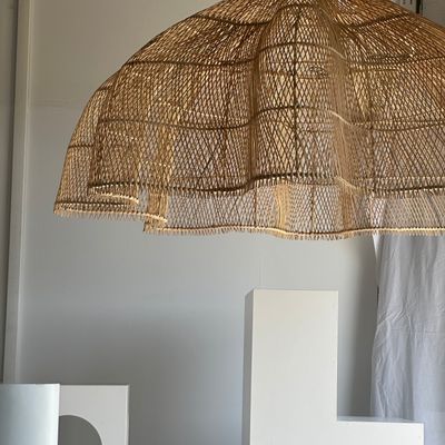 Suspensions - Immense suspension en rotin en forme de fleur, tulipe, corolle H:1m ; D: 1m50  - OFFICE OBJETS