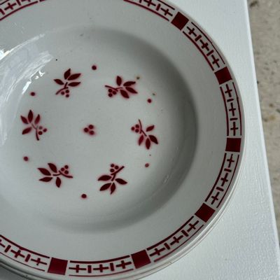 Assiettes au quotidien - Lot de 3 assiettes creuses rouges Sarreguemines et Digoin Modèle Dominique - OFFICE OBJETS