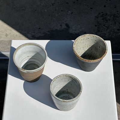 Tasses et mugs - Lot de 3 tasses / mug en céramique indonésienne (noir, mat brun & glacé moucheté) - OFFICE OBJETS