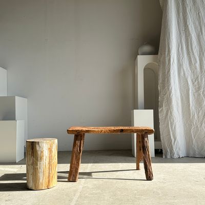 Bancs - Petit banc organique en teck asiatique upcyclé quadripode assise ajourée - Matahari - OFFICE OBJETS