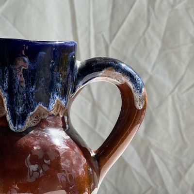 Carafes - Petit broc style West Germany céramique glacée brune et bleue H:17 - OFFICE OBJETS