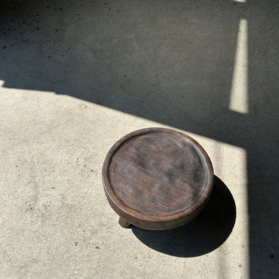 Tabourets - Petit tabouret tripode bas en teck upcyclé brun foncé D:30 H:15 - OFFICE OBJETS