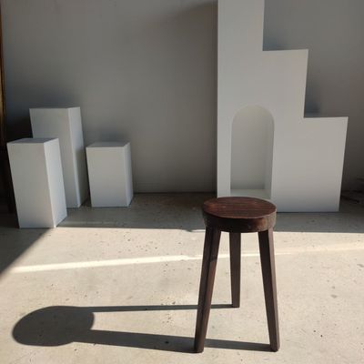Tabourets - Petit tabouret tripode haut en bois massif brun (1) - OFFICE OBJETS