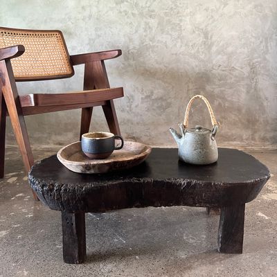 Coffee tables - Small old Asian wooden coffee table in Japanese style, kidney-shaped top - OFFICE OBJETS