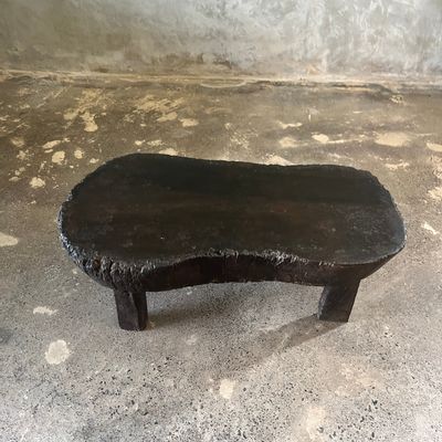 Coffee tables - Small old Asian wooden coffee table in Japanese style, kidney-shaped top - OFFICE OBJETS