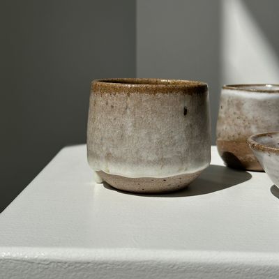 Céramique - Réunion de trois pièces en céramique : tasse glacée, petite coupelle et petite tasse - OFFICE OBJETS