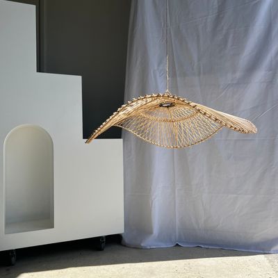 Suspensions - Suspension ou luminaire en rotin en forme de plateau circulaire ondulant à croisillons D:75 - OFFICE OBJETS