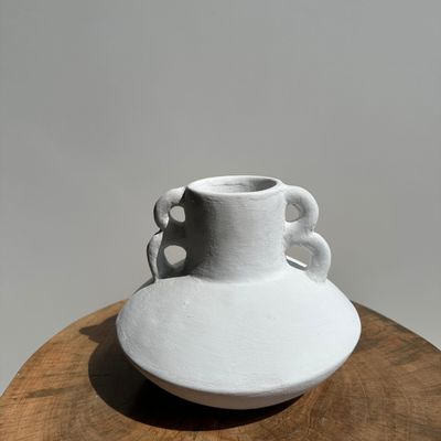 Vases - Vase artisanal en terracotta peint en blanc à double anses H:16 D:20 - OFFICE OBJETS