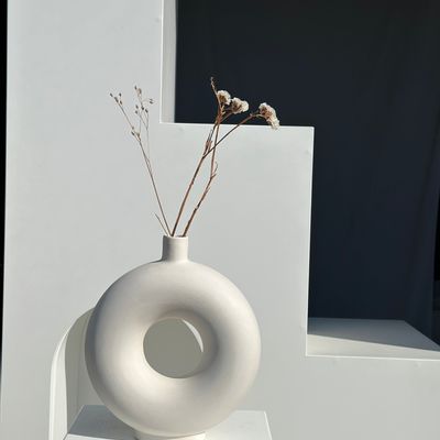 Vases - Vase artisanal soliflore en céramique blanc cassé en forme de roue H30 D;25 - OFFICE OBJETS