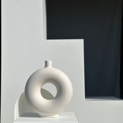 Vases - Vase artisanal soliflore en céramique blanc cassé en forme de roue H30 D;25 - OFFICE OBJETS