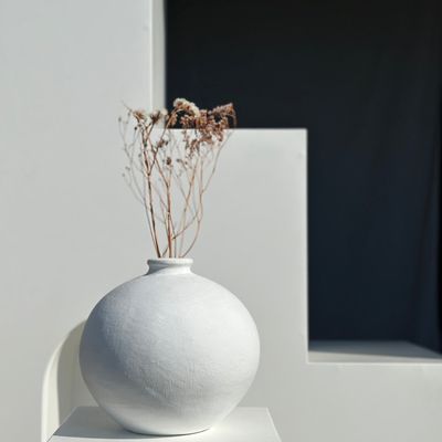 Vases - Vase artisanal boule en terracotta peint en blanc H:24 D:26 - OFFICE OBJETS