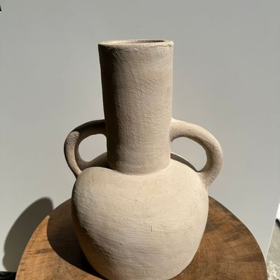 Vases - Vase artisanal en terracotta peint en beige à double anses H:32 D:25 - OFFICE OBJETS