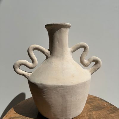 Vases - Vase artisanal en terracotta peint en beige à double anses torsadées H:28 D:32 - OFFICE OBJETS
