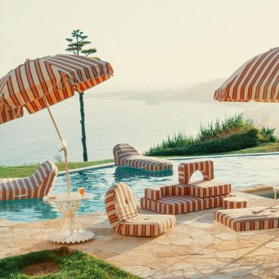 Outdoor pools - THE POOL LOUNGER - BUSINESS & PLEASURE CO.