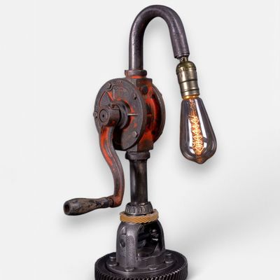 Lampadaires - Pump Lamp — Lampe de table fabriquée à partir de métal recyclé avec un - MAISON ZOE