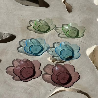 Accessoires à poser - 6 coupelles vintages en forme de fleur marque XVM au dessous : 2 violettes, 2 vertes, 2 bleues - OFFICE OBJETS