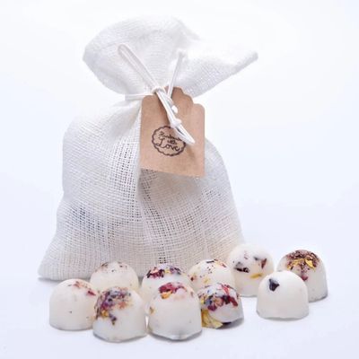 Bougies - Fondants de cire naturelle parfumés dans un sachet en lin de 10 pièces, Champagne et roses, sac gris - BEAUTY SCENTS CANDLES
