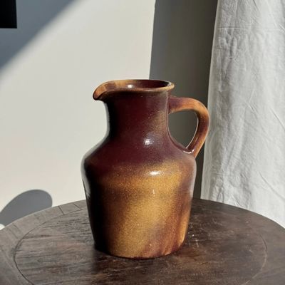 Carafes - Très grande carafe en céramique bordeaux et beige. H24. Marque : Auslnay - OFFICE OBJETS