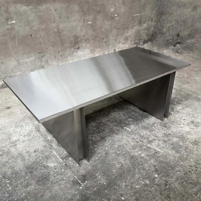 Tables Salle à Manger - Table en acier inoxydable - CASE STUDIOS