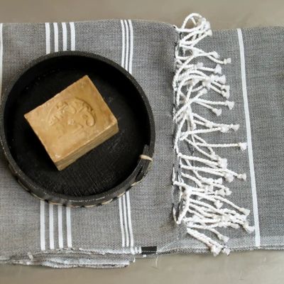 Serviettes de bain - FOUTA EN COTON BIOLOGIQUE - Collection HAMMAM- Couleur BLANC & ANTHRACITE - KARAWAN AUTHENTIC