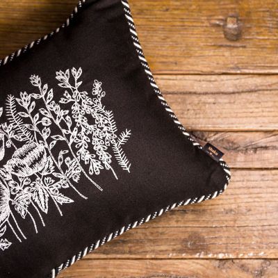 Coussins textile - Coussin italien brodé à la main « Meadow », 50 x 35 cm - SHAKU