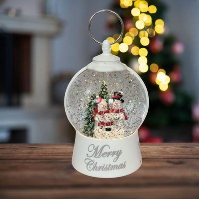 Autres décorations de Noël - Lanterne Boule à Neige LED de Noël – Scène Famille Bonhomme de Neige (Design Blanc « Merry Christmas ») – LED Blanc Chaud – Minuterie & Option DC - BLUE STAR B.V.
