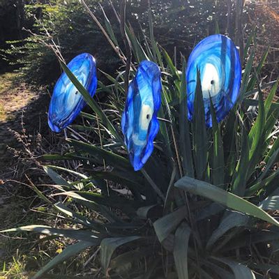 Accessoires de jardinage - Fleur en verre tourbillonnante bleu-blanc foncé (18 cm, tige de 50 cm) - CARNEOL GLASS