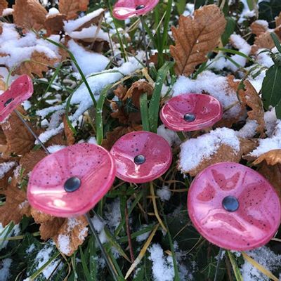 Garden accessories - Round small glass flower pink-black for the garden - CARNEOL GLASS