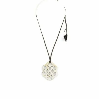 Jewelry - Flower pendant in blond horn - L INDOCHINEUR X RIVÊT