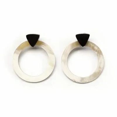 Bijoux - Boucles d'oreilles anneau en corne blonde avec petit triangle noir - L INDOCHINEUR X RIVÊT