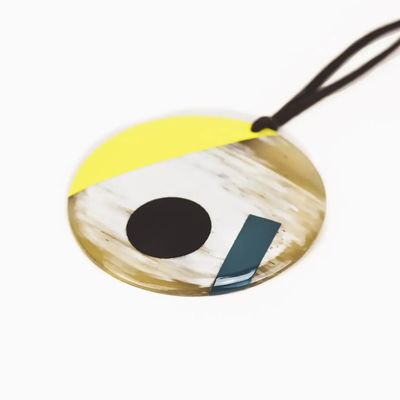 Bijoux - Pendentif Gortyne en corne blonde et laque tricolore - L INDOCHINEUR X RIVÊT
