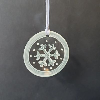 Autres décorations de Noël - Décoration en verre blanche peinte à la main en forme de flocon de neige - CARNEOL GLASS