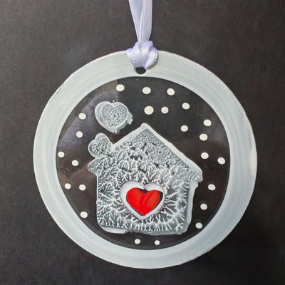 Autres décorations de Noël - Ornement en verre blanc en forme de maison peint à la main - CARNEOL GLASS