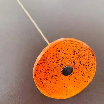 Décorations florales - Petite fleur ronde en verre pour l'extérieur de couleur orange, noire avec tige en acier inoxydable de 43 cm - CARNEOL GLASS