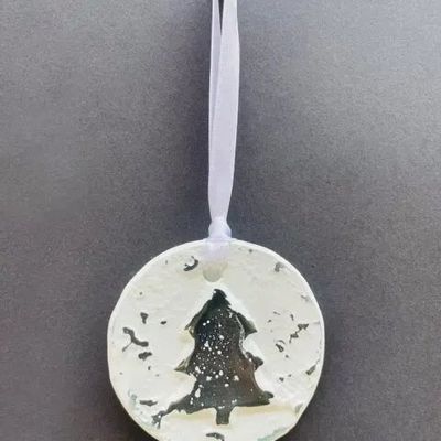 Christmas garlands and baubles - Small rustic Christmas hanger with a pine tree - CARNEOL GLASS