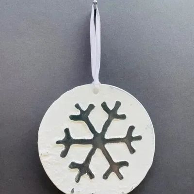 Christmas garlands and baubles - Large rustic Christmas hanger with snowflake - CARNEOL GLASS