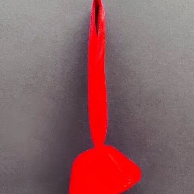 Autres décorations de Noël - Petite cloche en verre rouge sur un élégant porte-ruban - CARNEOL GLASS