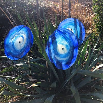 Floral decoration - Dark blue-white (large) swirling outdoor glass flower - CARNEOL GLASS