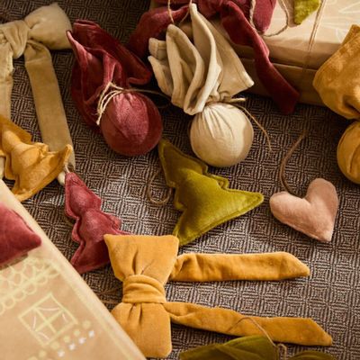 Christmas garlands and baubles - CHRISTMAS DECORATION - CALMA HOUSE