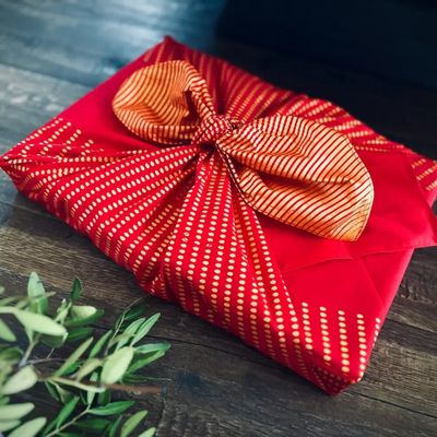 Gifts - Reusable Gift Wrap – Golden Hen Poppy Red - CARÉDEAU PAPIER CADEAU RÉUTILISABLE