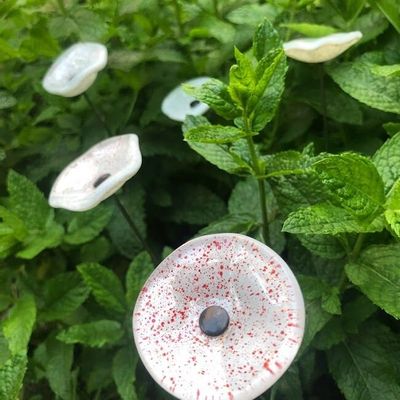 Floral decoration - Round small glass flower for outdoor use in white, red colour with 43 cm stainless steel stem - CARNEOL GLASS