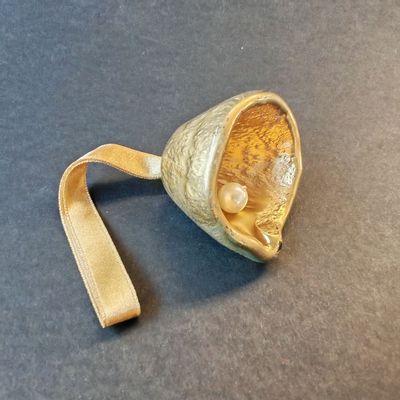 Autres décorations de Noël - Cloche en verre de couleur dorée sur un élégant porte-ruban - CARNEOL GLASS