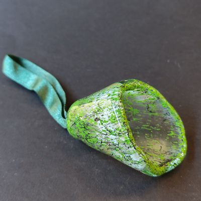 Autres décorations de Noël - Grande cloche en verre transparent-vert-noir sur un élégant cintre en ruban - CARNEOL GLASS