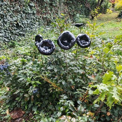 Floral decoration - Medium size funnel shaped glass flower for outdoor use in black colour with 1 meter stainless steel stem - CARNEOL GLASS