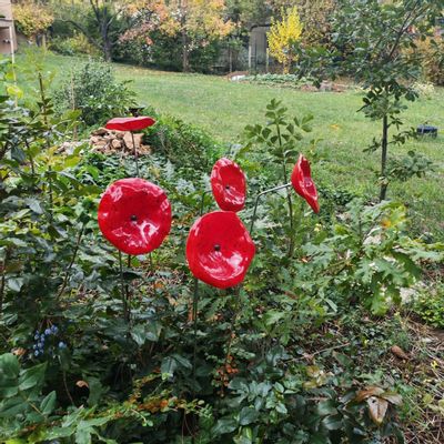 Floral decoration - Funnel shaped glass flower in red, black color - CARNEOL GLASS