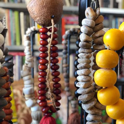 Sculptures, statuettes et miniatures - A Study Of Peace prayer bead collection. - STUDIO JULIA ATLAS
