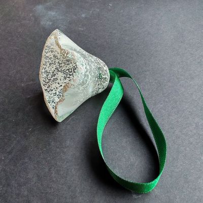 Other Christmas decorations - Large transparent-white glass bell on elegant ribbon hanger - CARNEOL GLASS