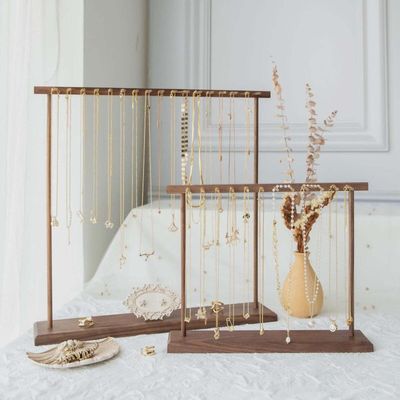 Objets de décoration - Présentoir pour colliers et bracelets en noyer massif et laiton - WHISPERING WOODS